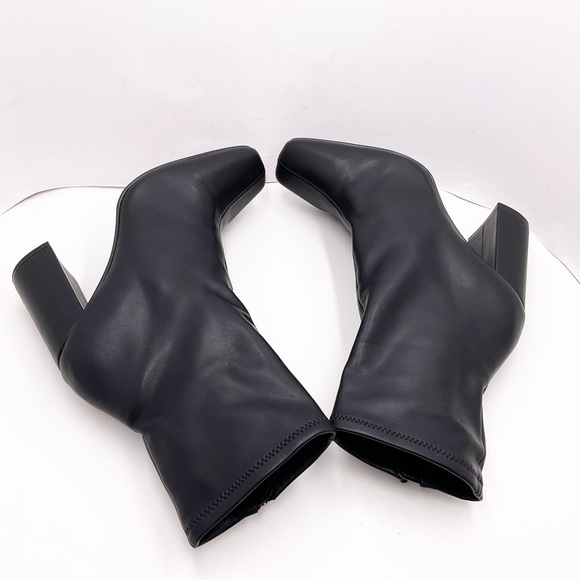 {Steve Madden} Lynden Stretch Block Heel Ankle Boot - Picture 12 of 16